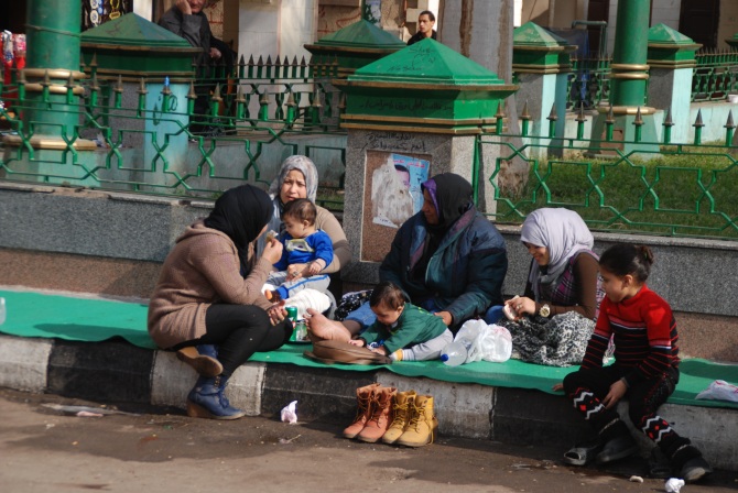 Vor der Moschee ist Familienstilleben